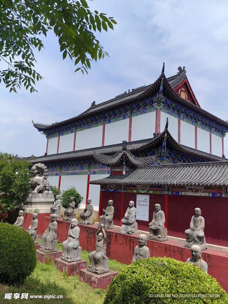 中式古建筑前的精致石兽