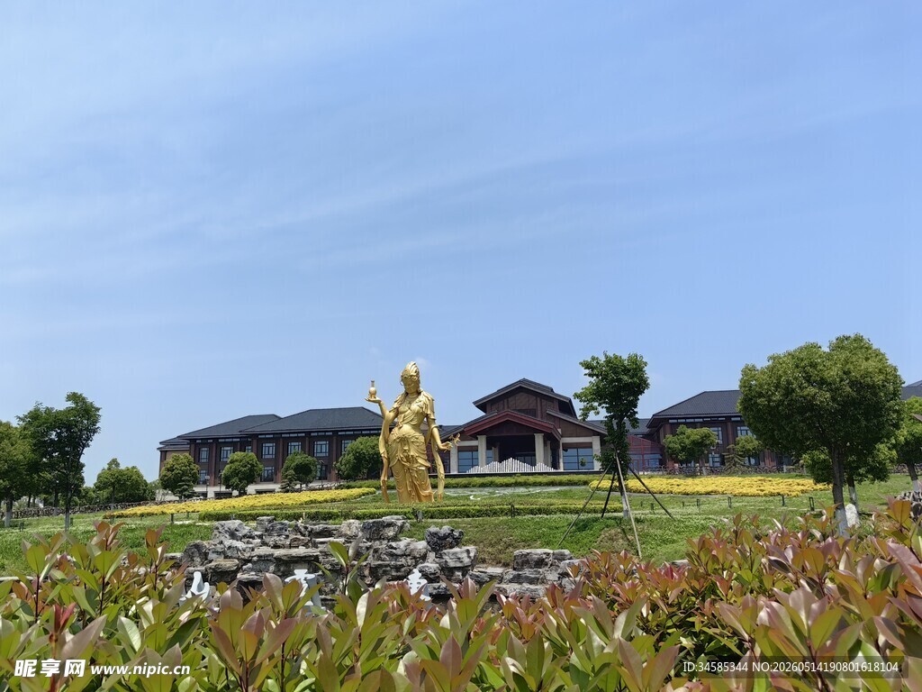田园美景中的多彩建筑与雕塑