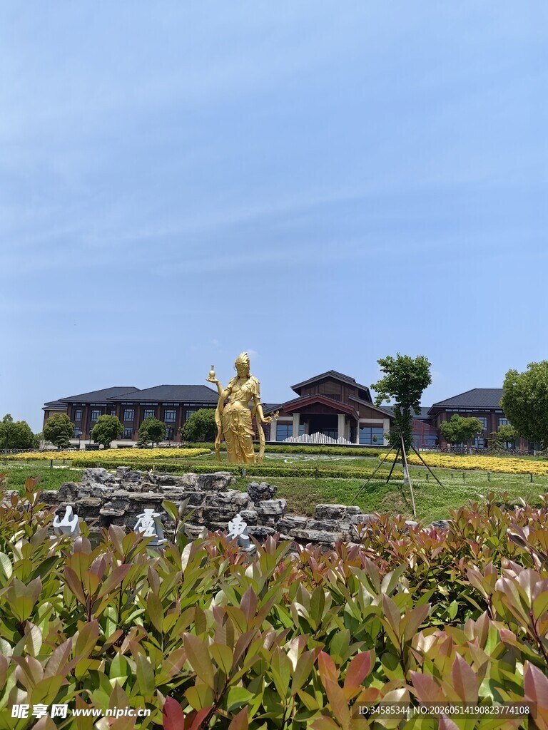 美丽田园风光中的雕塑景观