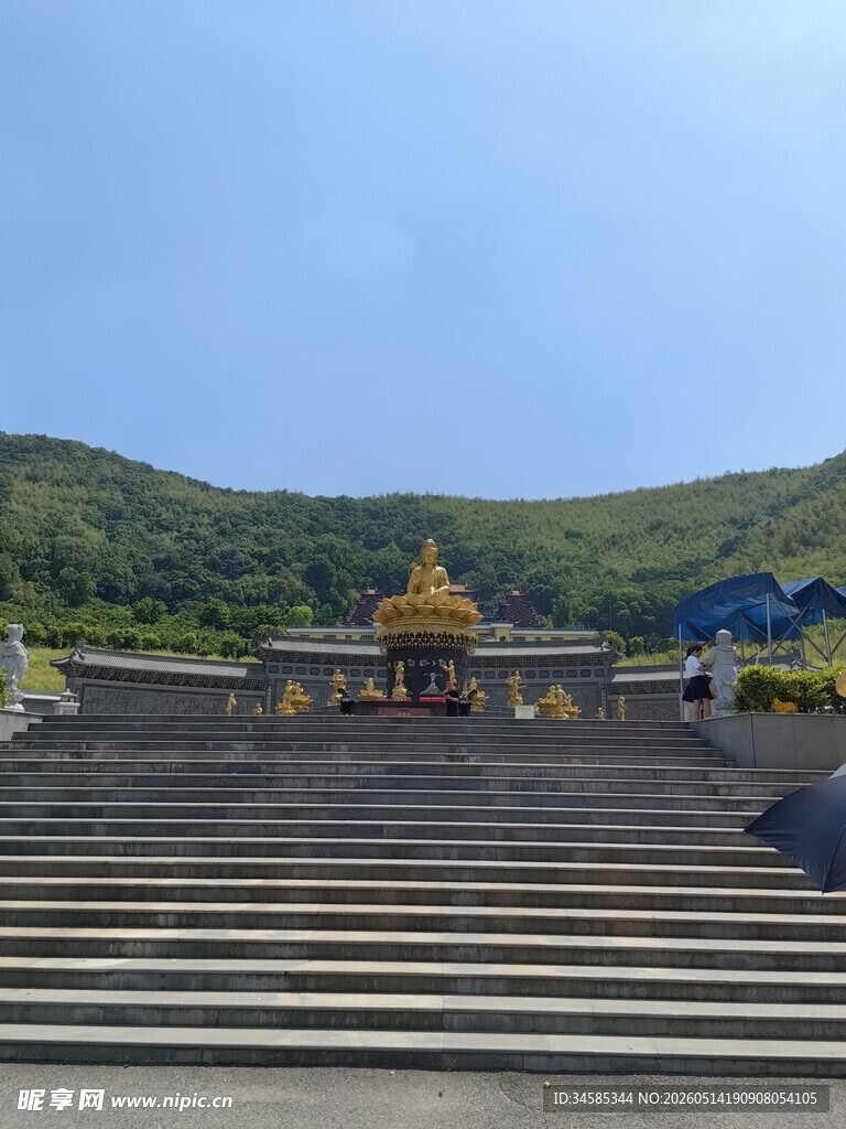 山间寺庙前的层层石阶