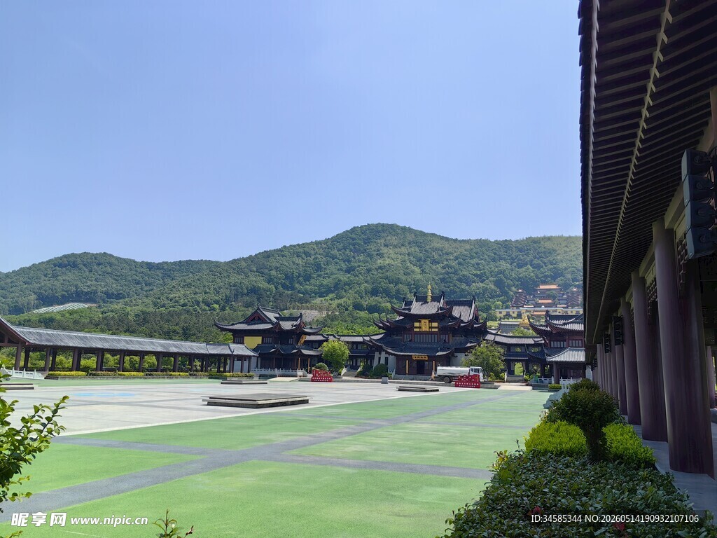中式建筑旁的青山绿地