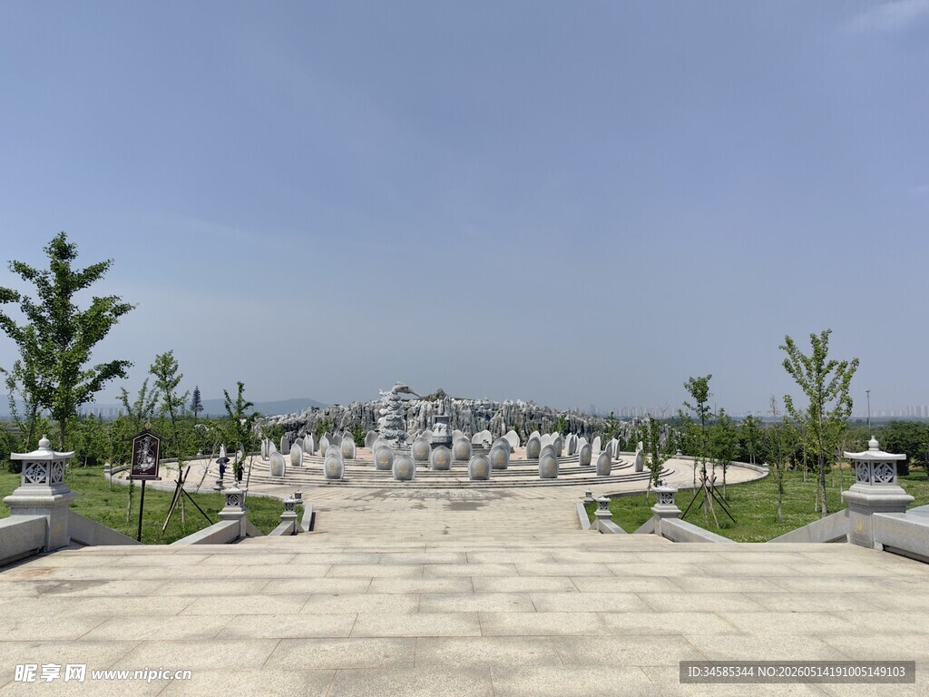 宽阔广场景观人群休闲