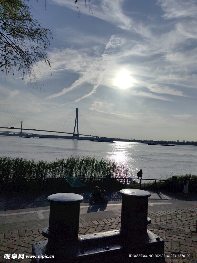 河畔日落美景