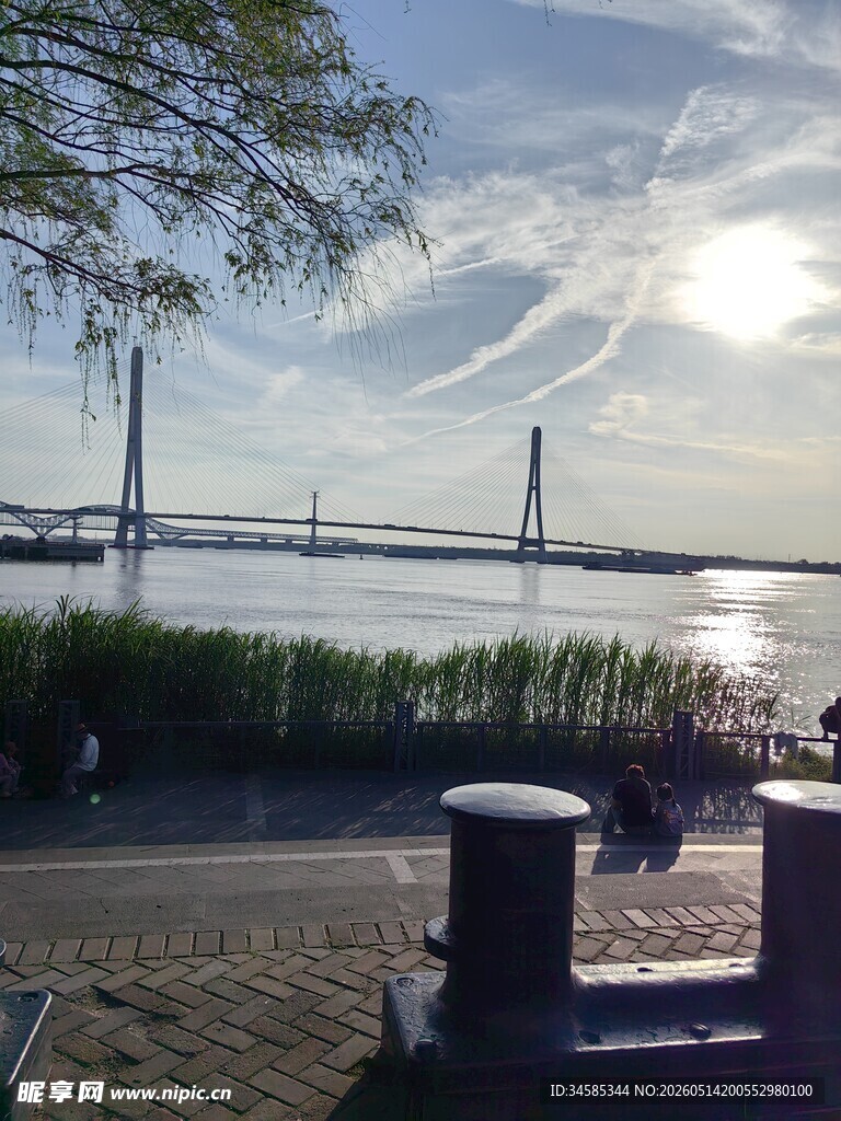 河畔大桥美景