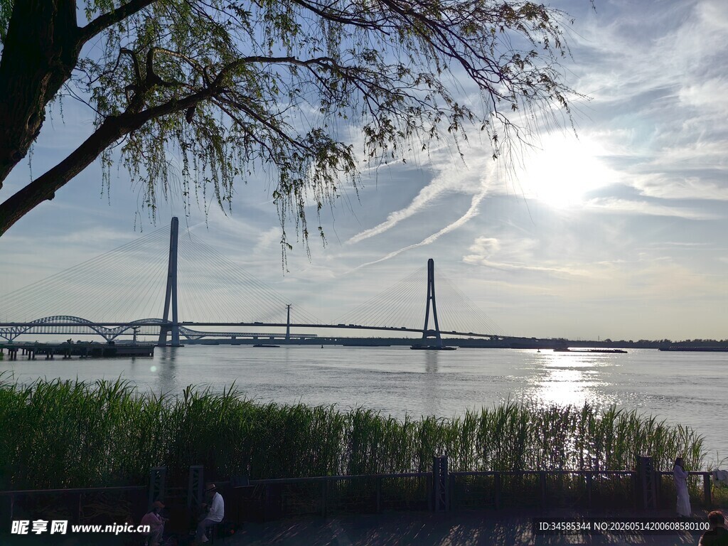 江边大桥与落日美景
