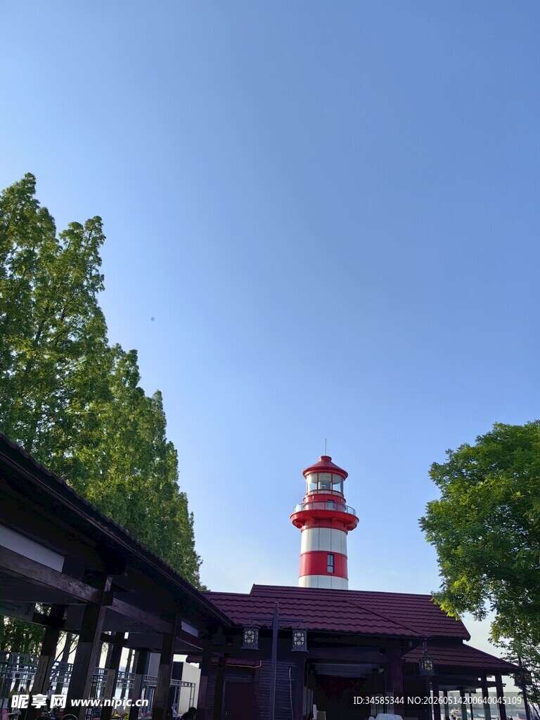 红白色灯塔与周边景致