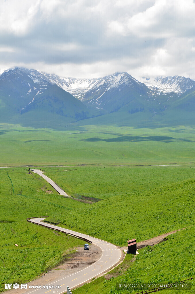 草原蜿蜒公路与远山风光
