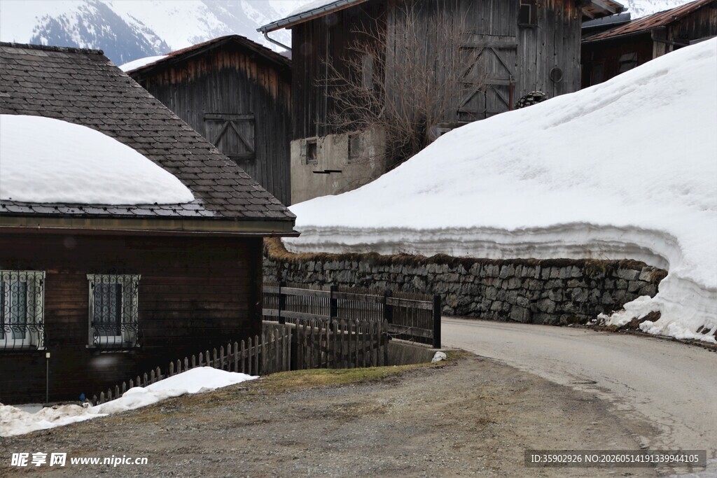 雪覆山村木屋的宁静景致