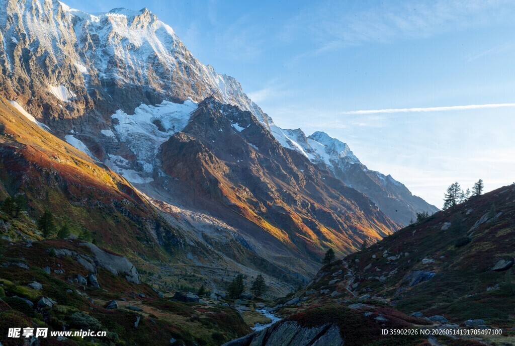 壮丽雪山山谷美景