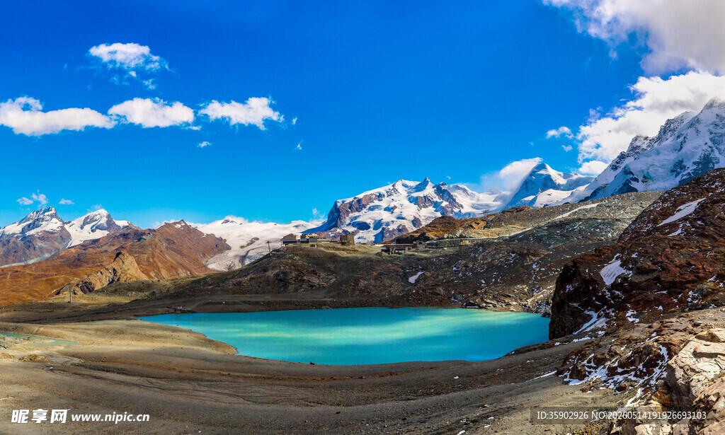 壮丽高山下的蓝湖美景