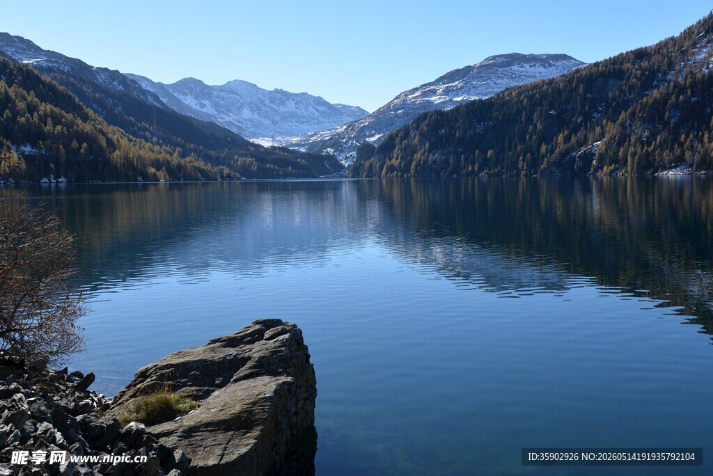 宁静山湖美景