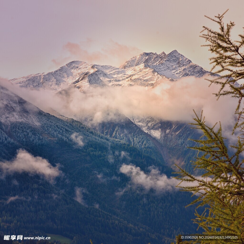 云雾缭绕中的壮美雪山
