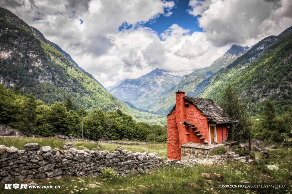 山间红屋邂逅自然美景