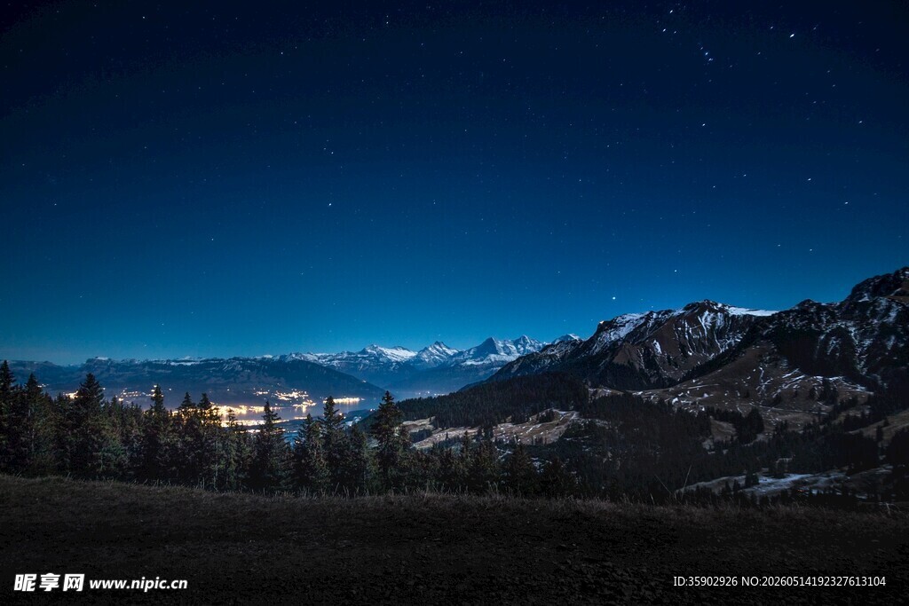 夜幕下的壮丽雪山景色