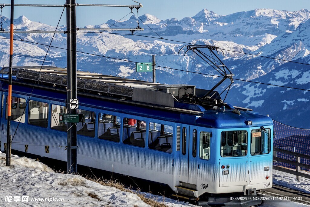 雪山中的蓝色观光缆车