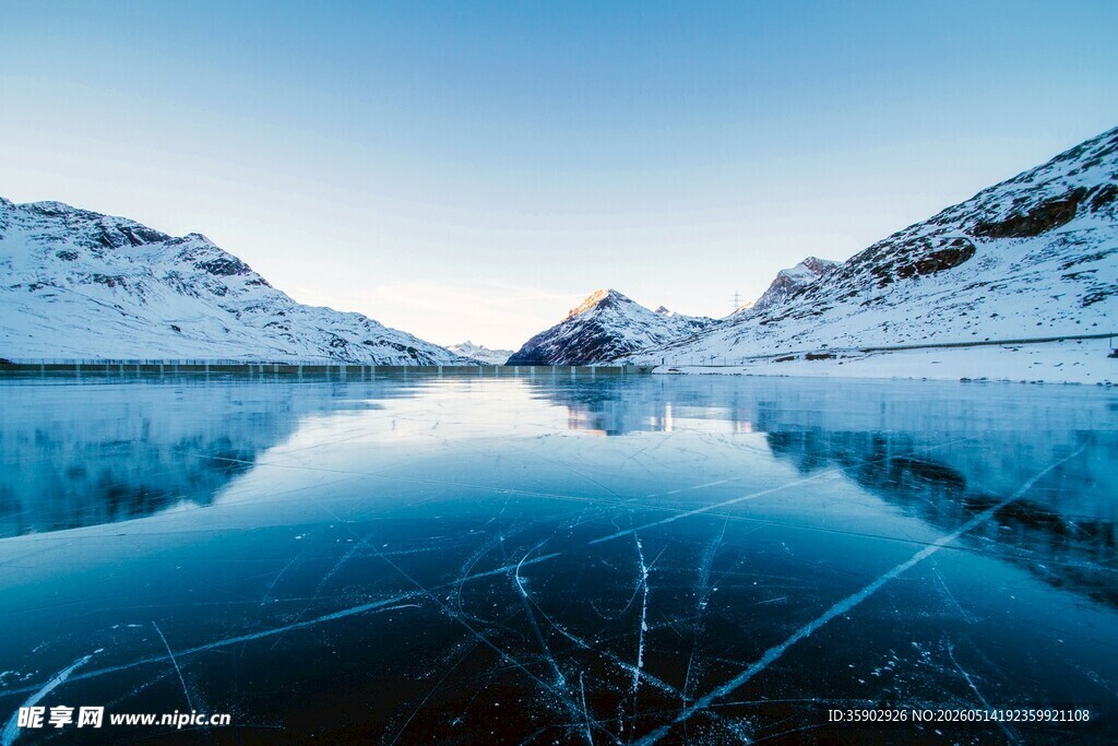 冰雪覆盖的静谧湖面美景