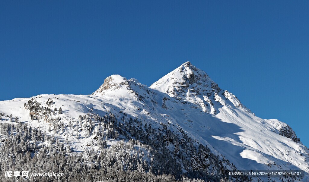 巍峨雪山美景