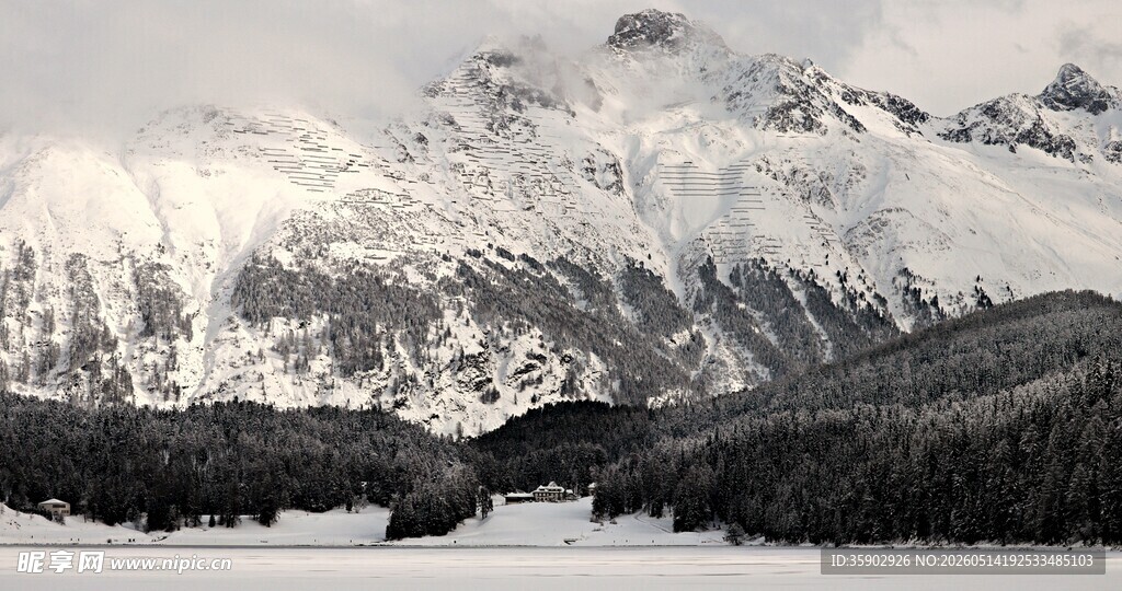 雪山下的宁静雪景