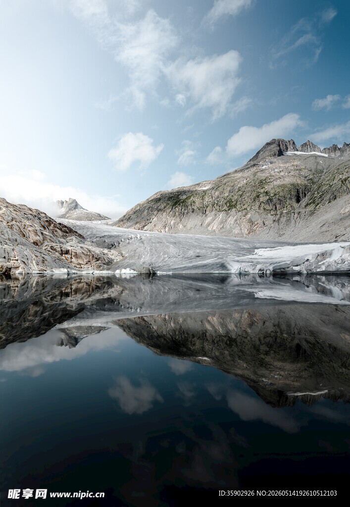 高山湖泊的静谧自然美景