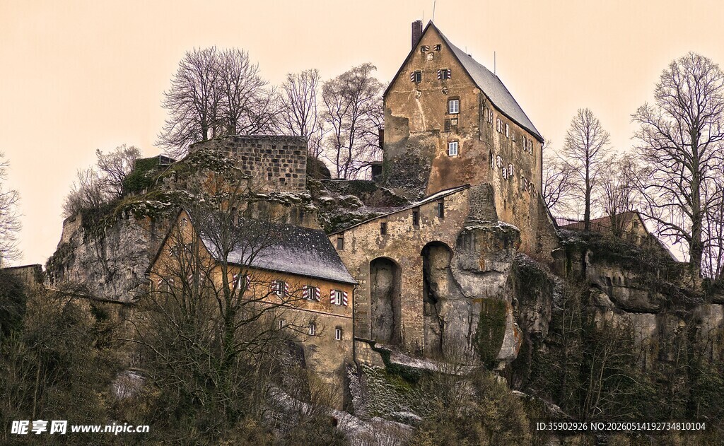 山顶上的古老建筑遗迹