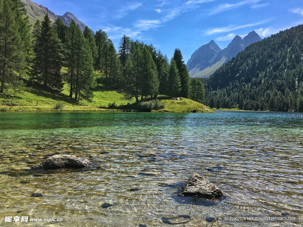 山间秀丽湖泊畔的美景