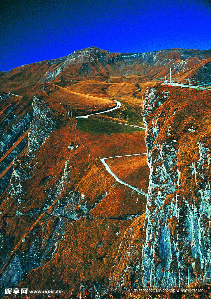 山间蜿蜒公路壮丽景观