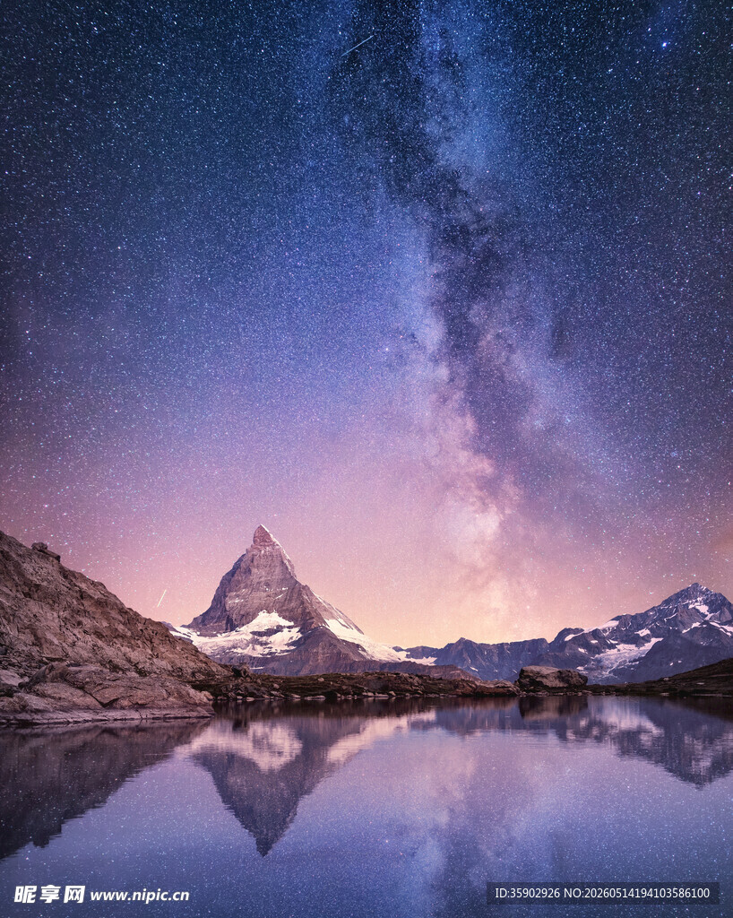 壮丽雪山星空倒影美景