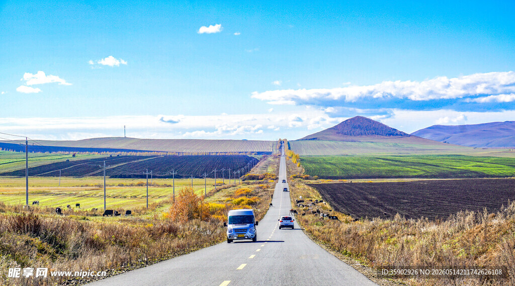 公路上行驶的车辆与美景