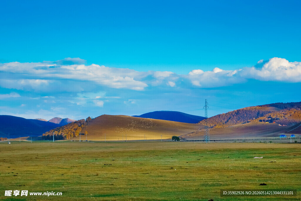辽阔草原与蓝天白云美景
