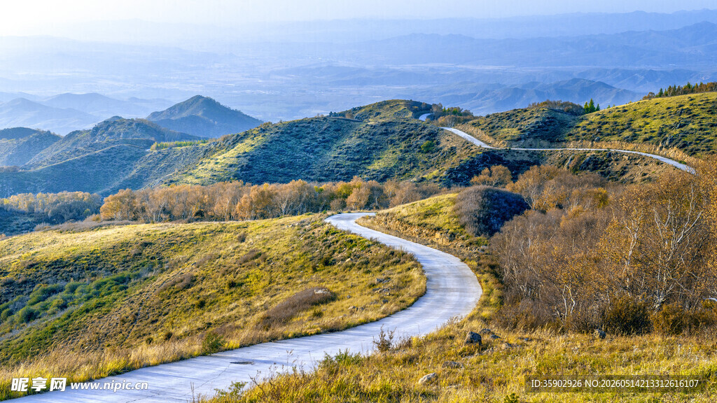 蜿蜒山路穿行于青山之间