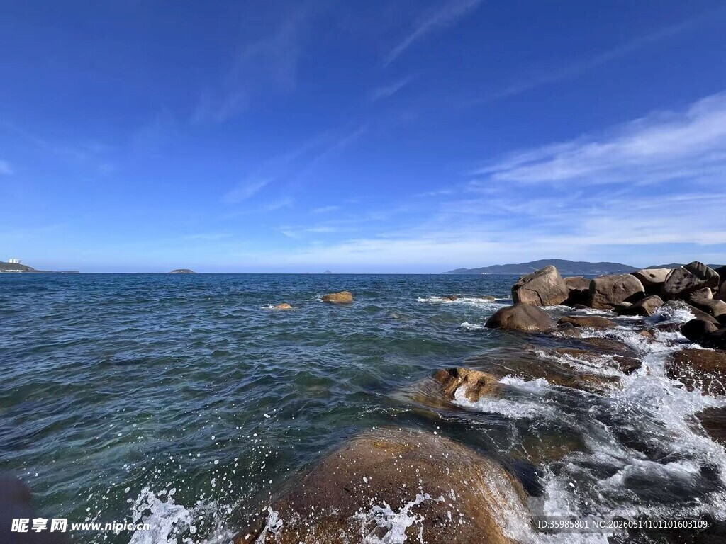 海边礁石  海浪与蓝天美景