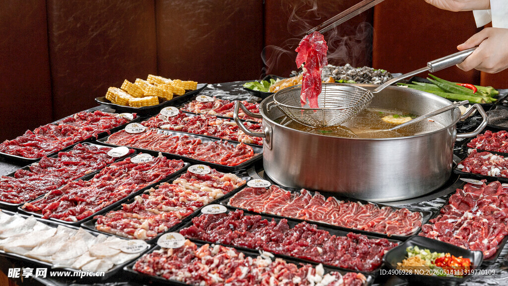 热闹火锅食材摆放场景