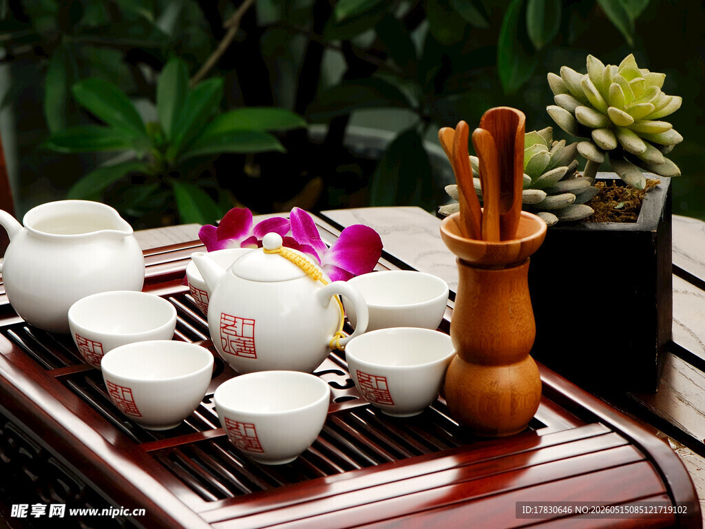 中式茶具摆设于古朴茶盘
