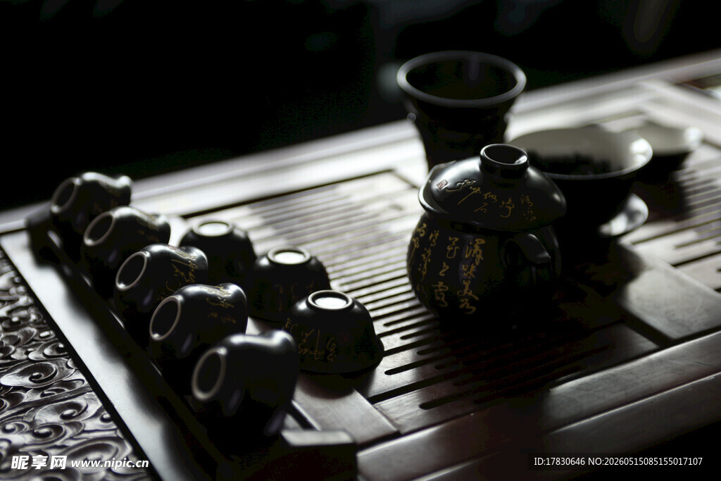中式茶具摆设于古朴茶盘