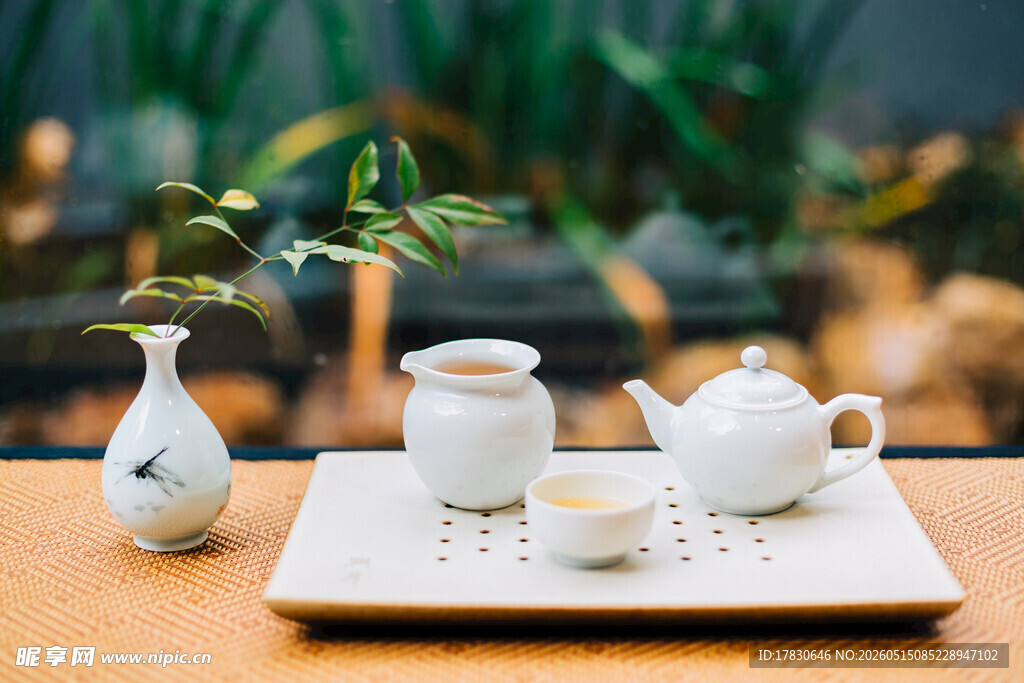 中式茶具摆设于古朴桌面