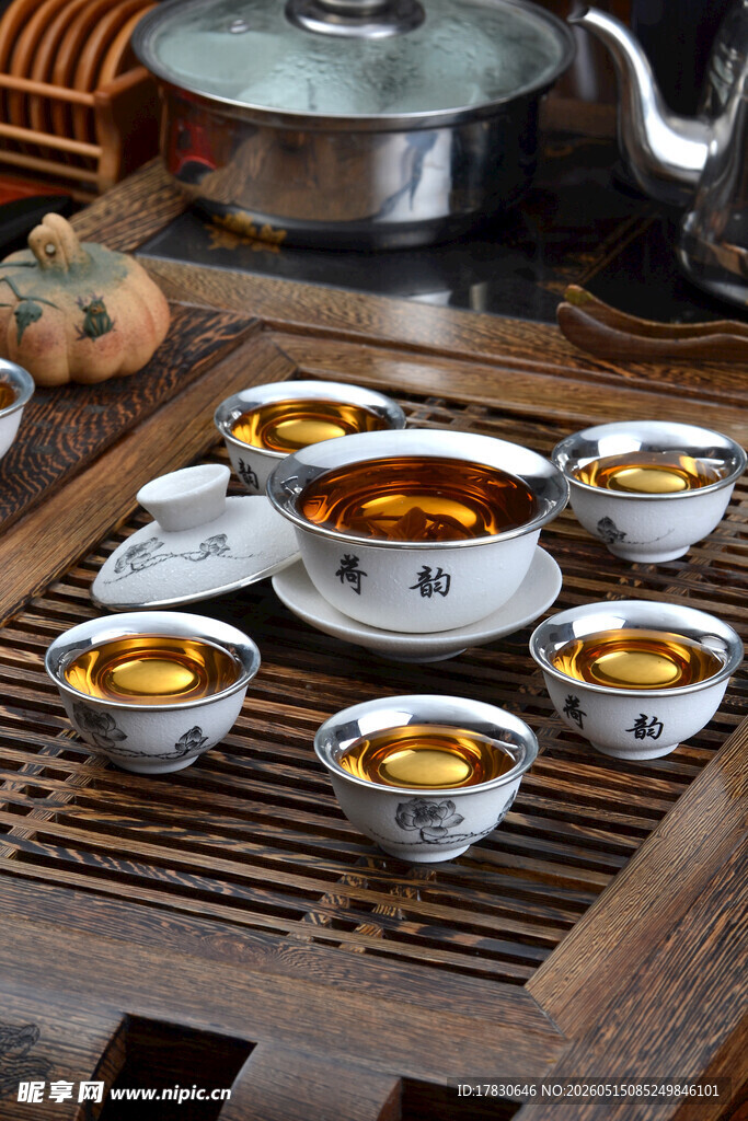中式典雅茶具与泡茶场景