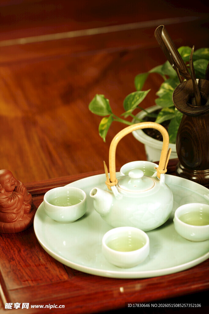 中式典雅茶具套装展示