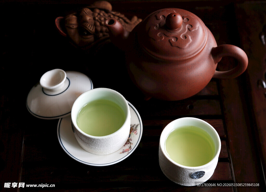 中式茶具与两杯清茶