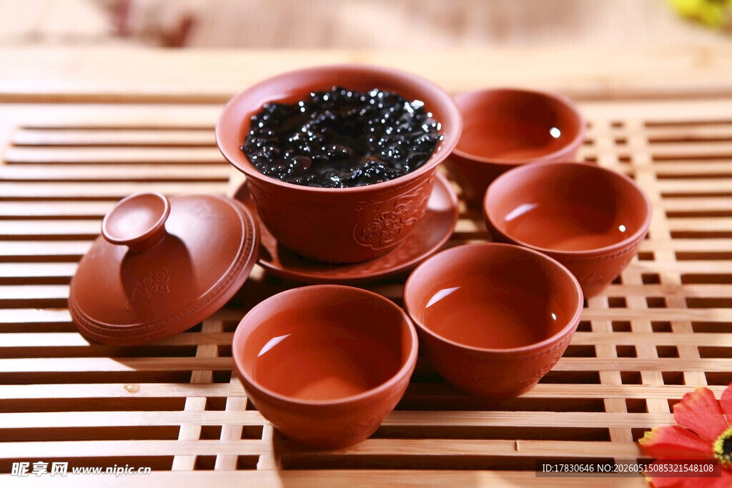 古朴茶具与乌龙茶