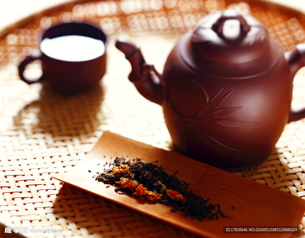古朴茶具与茶叶的雅致组合