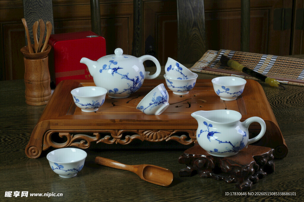 中式青花瓷茶具套装展示