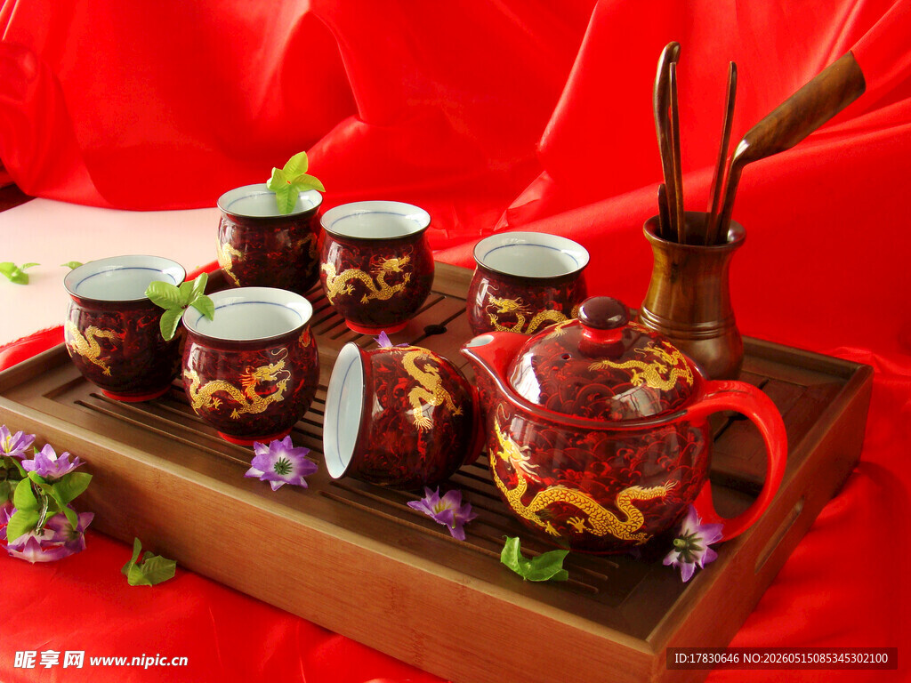 中式精美茶具组合展示