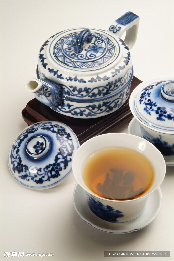 青花瓷茶具与一杯热茶