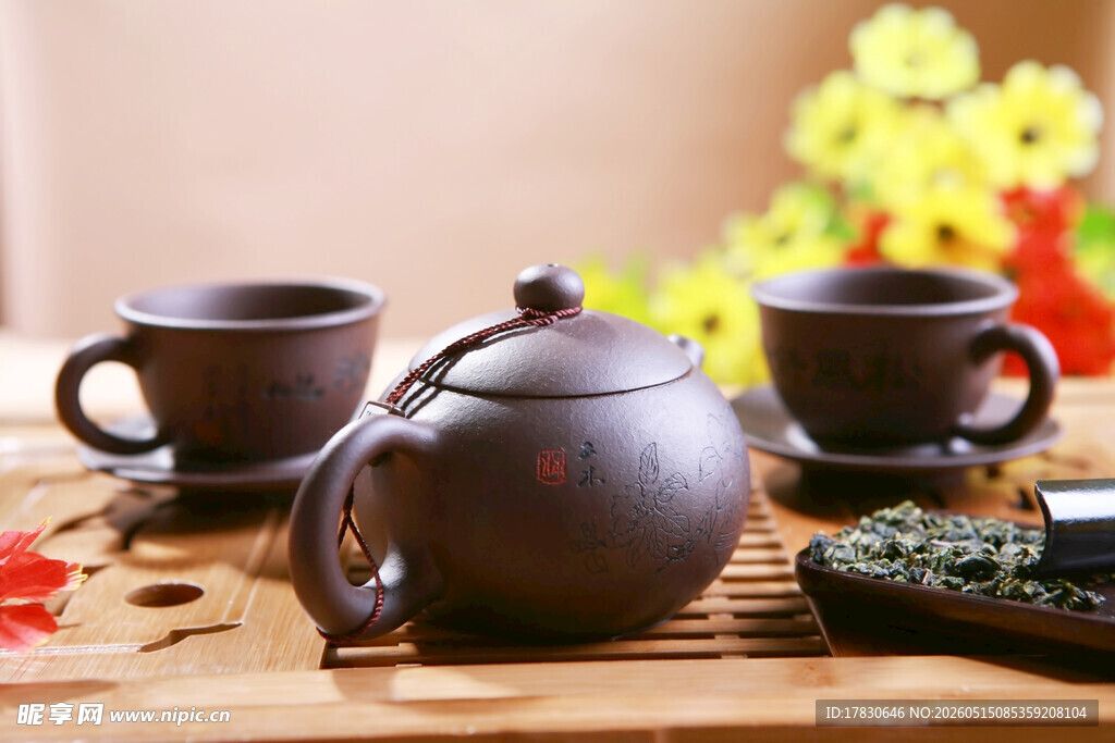 古朴茶具摆设于温馨场景中