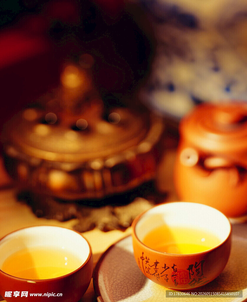 中式茶具与两杯热茶