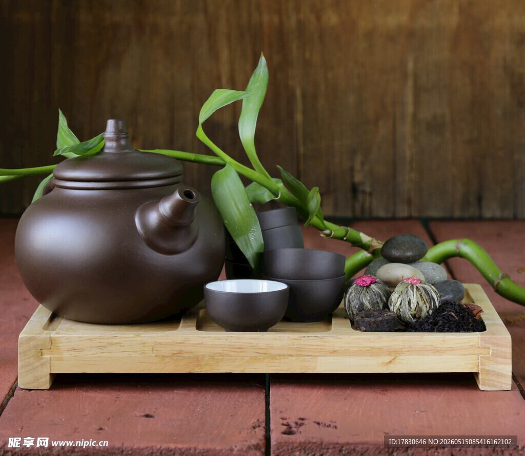 古朴茶具搭配绿植摆件
