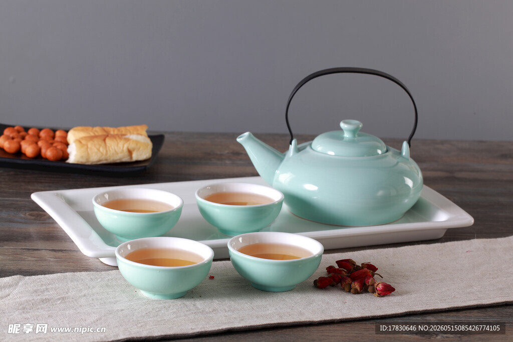 青绿色茶具与杯盏组合