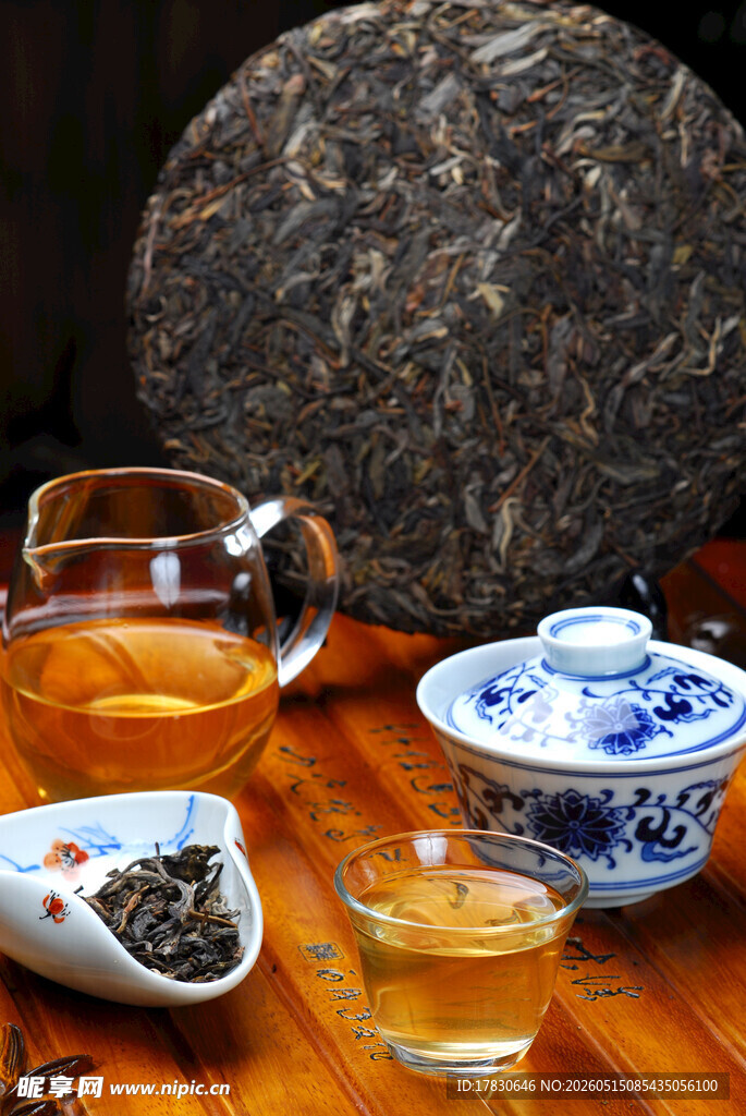传统茶具与普洱茶展示