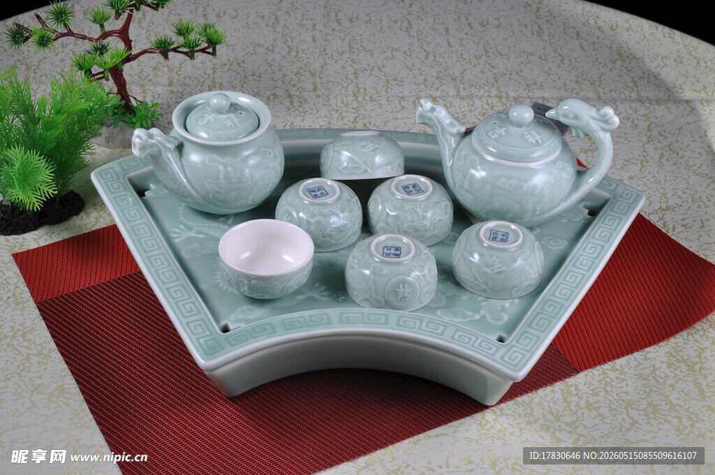 青瓷茶具套装雅致古韵