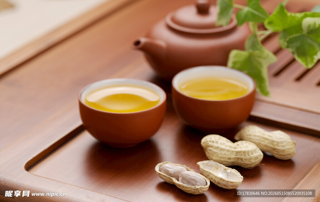 中式茶点与茶具的雅致组合